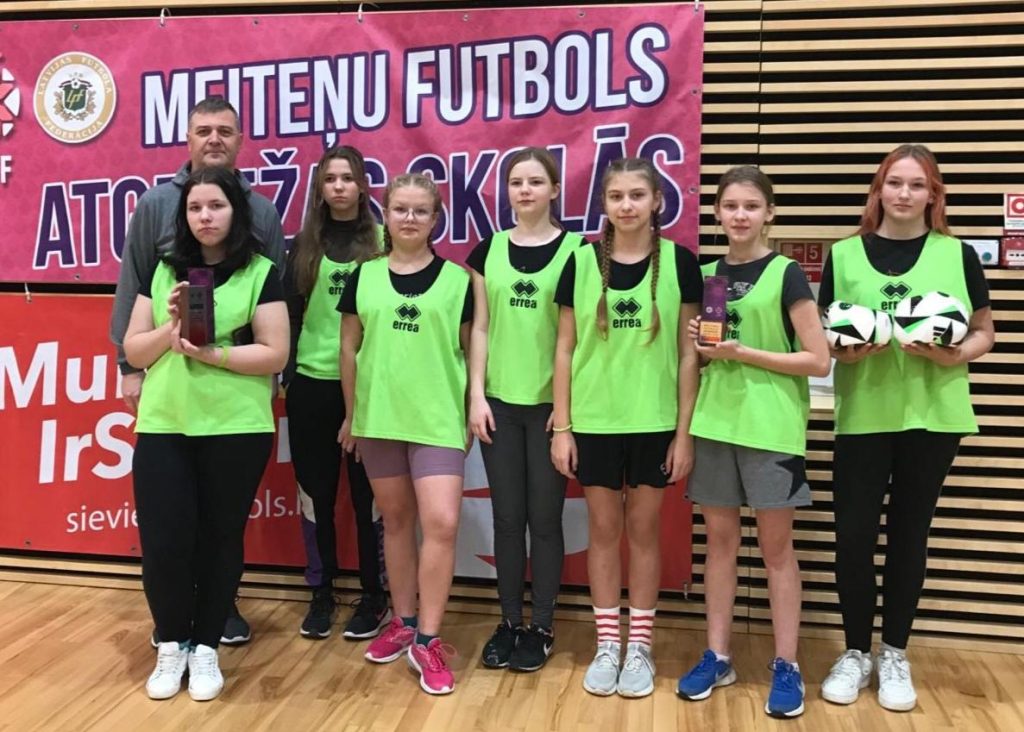 Meiteņu futbols